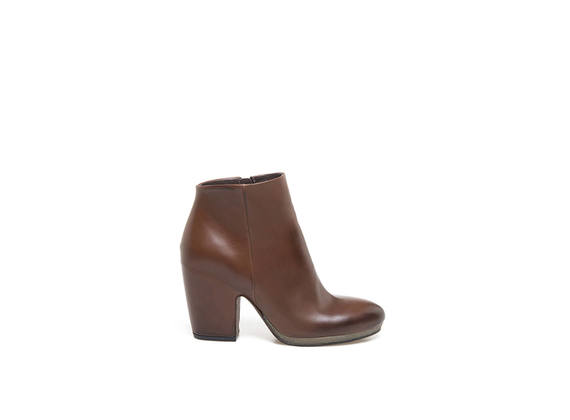 leather-coloured leather ankle boots with shell-shaped heel - Light Brown