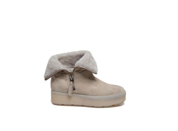 Sand-coloured booties with sheepskin cuffs