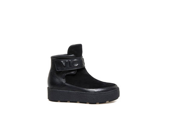 Velcro ankle boots and embossed logo - Black
