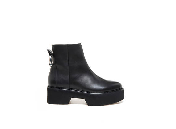 Stiefelette mit Piercing an der Rückseite und Maxisohle aus Gummi - Black