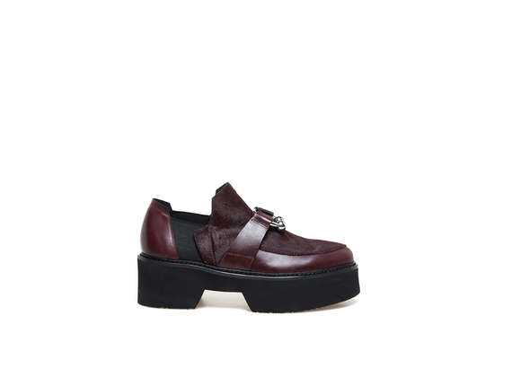 Mocassino bordeaux con vaschetta effetto cavallino e piercing - Bordeaux