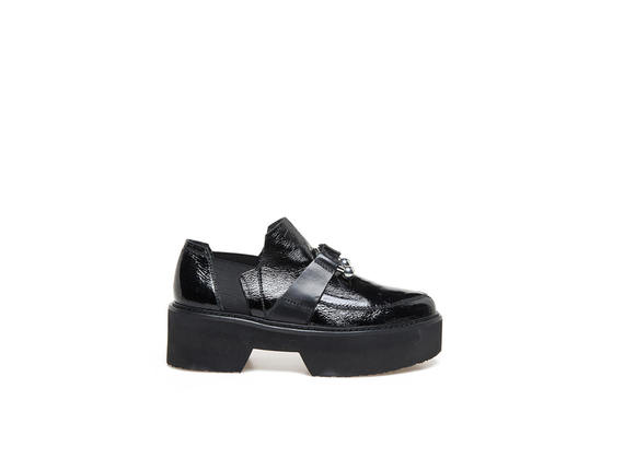 Mocassins en cuir naplak avec piercing et grosse semelle extérieure en caoutchouc. - Black