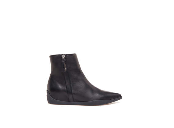 Pointed toe booties with rubber bottom - Black