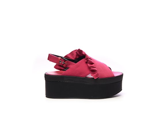 Fuchsia sandal with cross-over strap and ruches