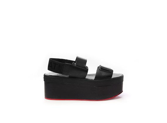 Sandale mit Ösen, Klettverschlüssen und roter Flatform-Sohle. - Schwarz / Rot