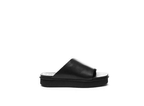 Asymmetrische Pantolette aus schwarzem Leder mit Flatform-Sohle - Black