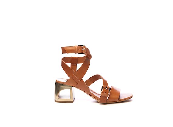 Leather-coloured sandal with braided straps and hole heel