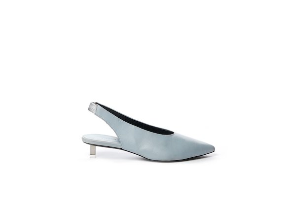 Chanel in Staubhellblau mit kleinem Stahlabsatz - Light Blue
