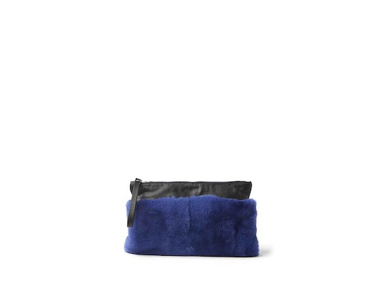 Pochette Lia<br />en fourrure bleu bleuet - Bleu / Noir