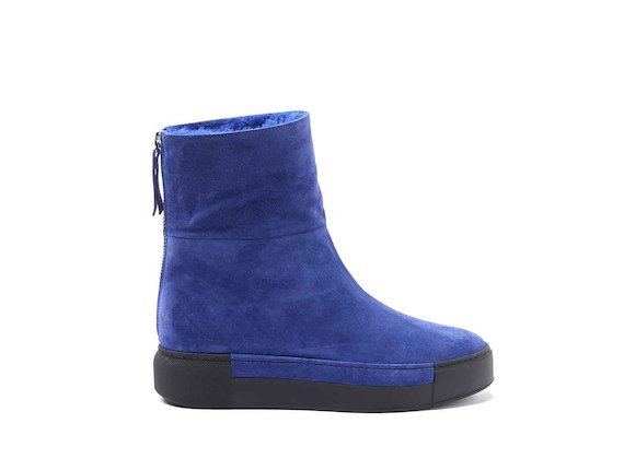 Kornblumenblaue Schaffell-Stiefelette mit Sneaker-Sohle - Blue