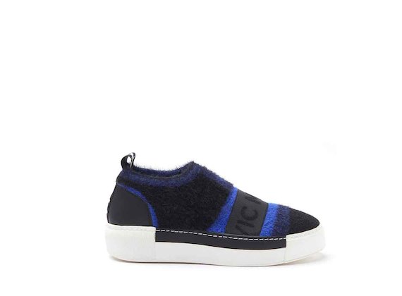 Slipper aus Strick mit Sneaker-Sohle in Kornblumenblau/Schwarz