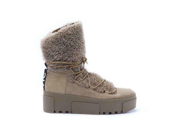 Hiking-style ankle boots with sheepskin and a rubber box sole - Beige