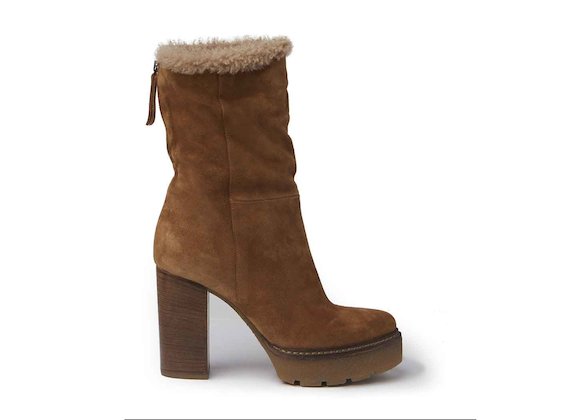 Cognac-coloured suede and sheepskin ankle boots with crepe platform
