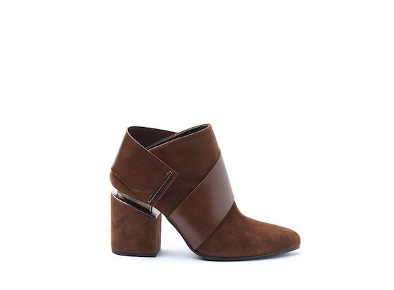 Sabot shoes with cognac-coloured suede strap and suspended heel - Brown