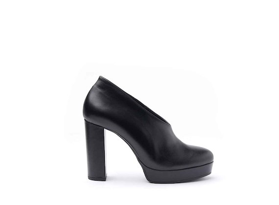Schuh aus schwarzem Leder mit Lederbezug an Plateausohle und Absatz