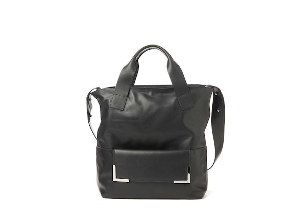 Petra<br>Shopper bag with metal accessory - Black