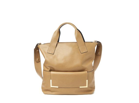 Petra<br>Shopping bag color cuoio con accessorio metallico
