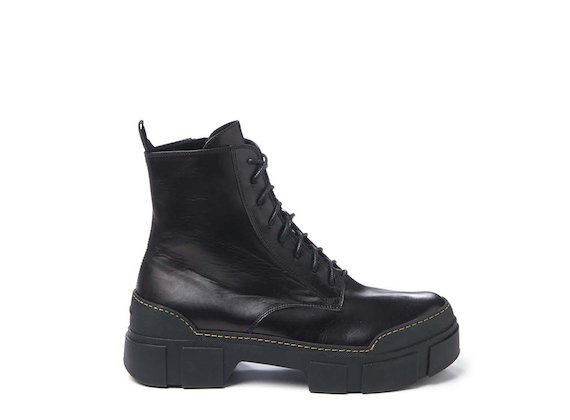 Combat boot with contrasting stitched sole