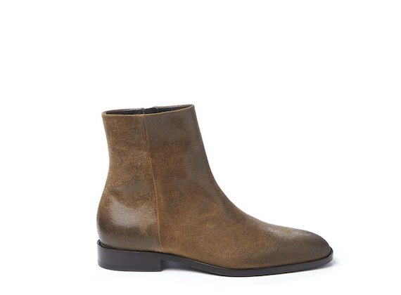 Square-toed oiled crust leather ankle boot
