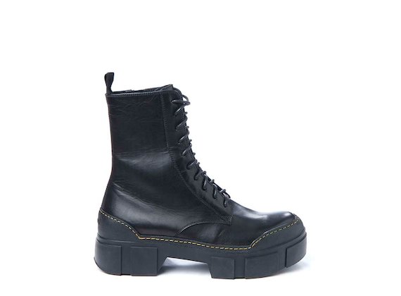 Combat boot with contrasting stitching