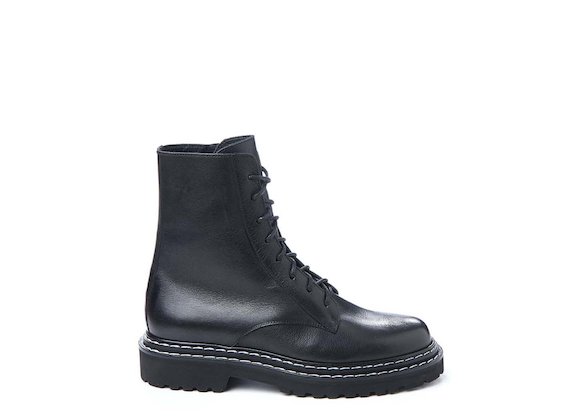 Contrast stitching combat boot