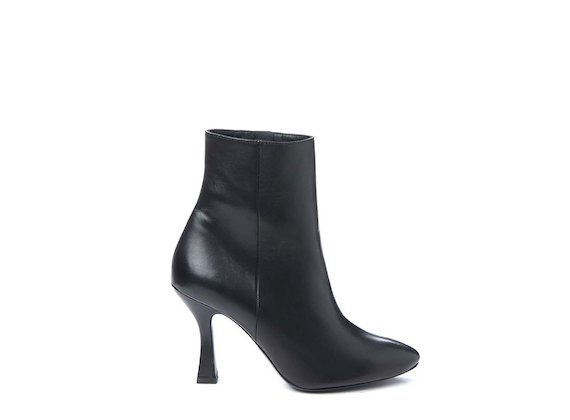 Ankle boot with spool heel - Black