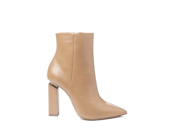 Cognac-coloured pointed ankle boot with suspended heel