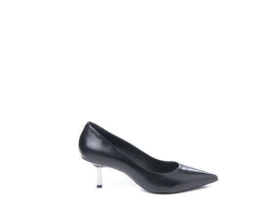 Court shoe with metallic heel