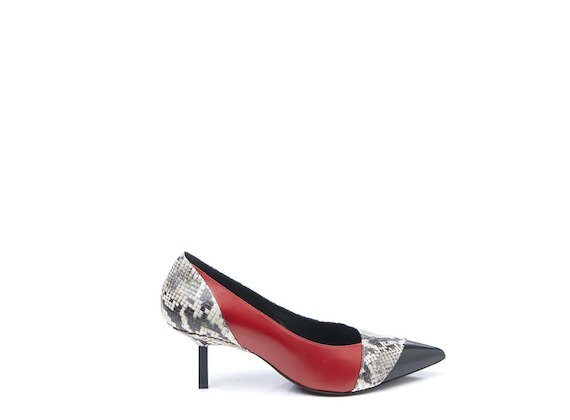 Patchwork court shoe with metallic heel