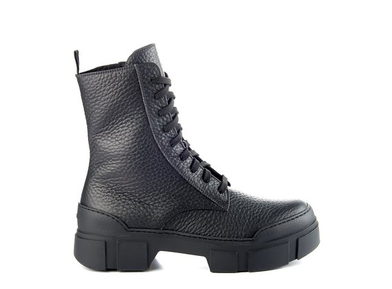 Men's black coarse-grained leather combat boots with lugged sole - Black