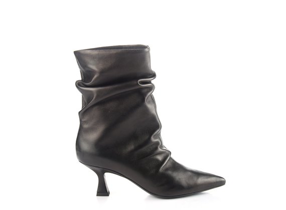 Tapered tube ankle boots in black leather - Black