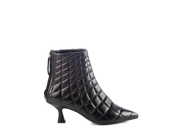 Quilted and tapered black leather ankle boots - Black