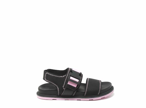 Sandale mit schwarz-rosafarbenem technischen Verschluss und Nähten - Schwarz / Pink