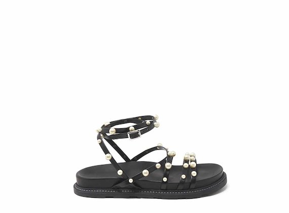 Criss-cross sandals with pearls