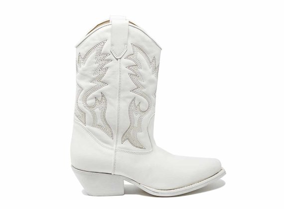 White cowboy boots with 3D embroidery