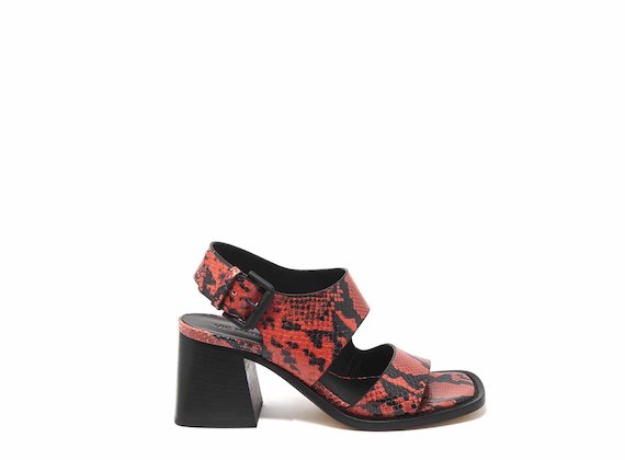 Sandale mit Reptileffekt und asymmetrischen Bändern - Red