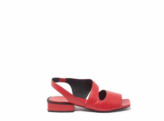 Rote stumpfe Sandale