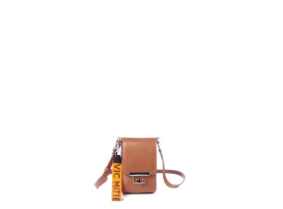 Felicity<br />Smartphone case in smooth tan-brown calfskin - Brown