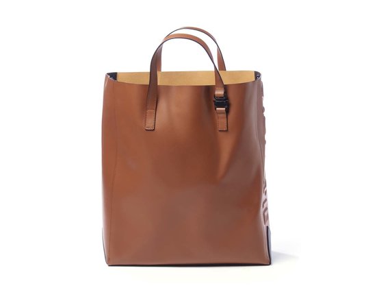 Lexy<br> tan-brown shopper with large 3D logo