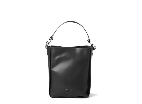 Edith<br> bucket bag in black leather with metal hooks.