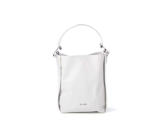 Edith<br> bucket bag in ice-white leather with metal hooks.