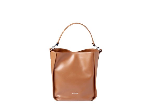 Edith<br> bucket bag in tan-brown leather with metal hooks.