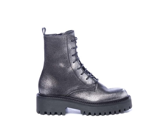 Silver laminated leather combat boots - Lead