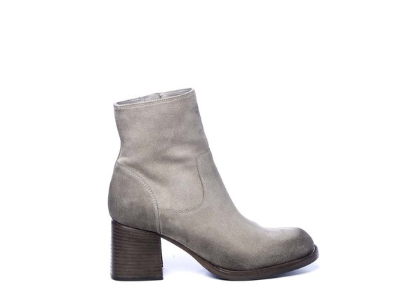 Zipped clay-brown ankle boots in split leather
