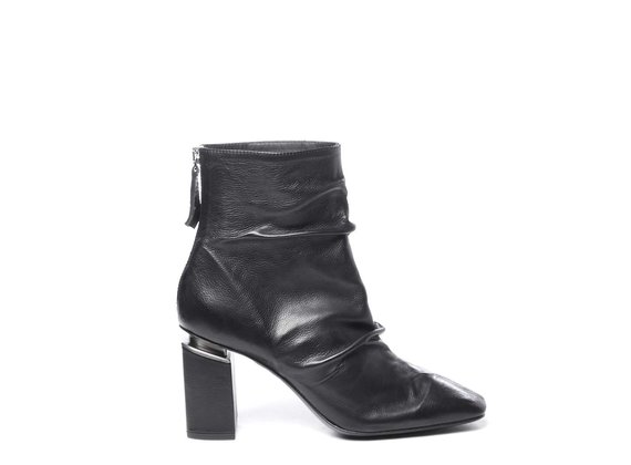 Zipped black ankle boots in soft calfskin with suspended heels