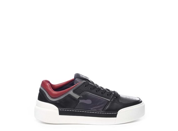 Men’s low-top trainers in grey camouflage fabric/black calfskin - Grey / Red