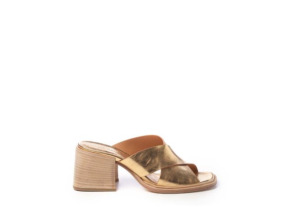Sandals with criss-crossing golden bands - Platinum