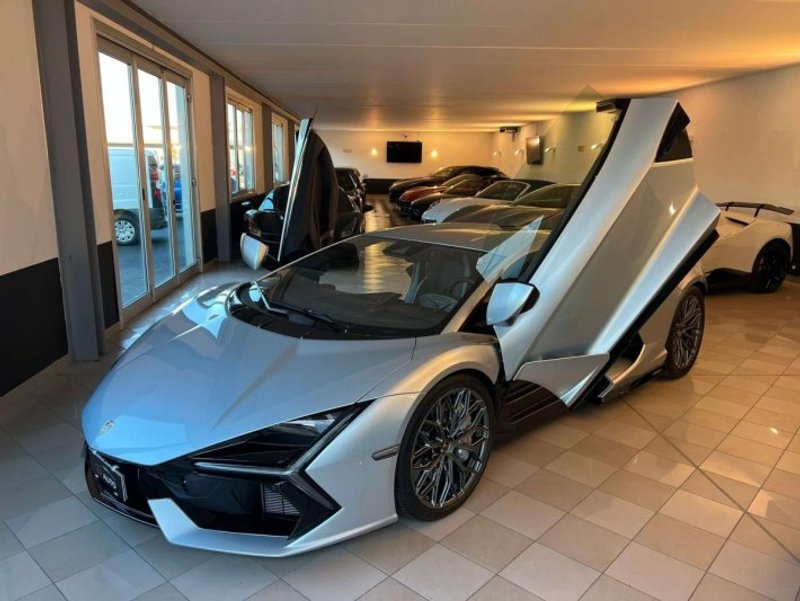 LAMBORGHINI Revuelto