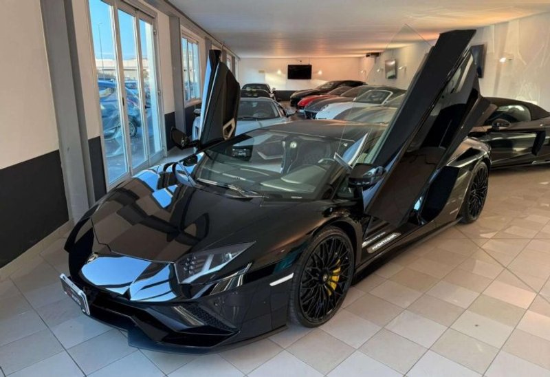 LAMBORGHINI Aventador