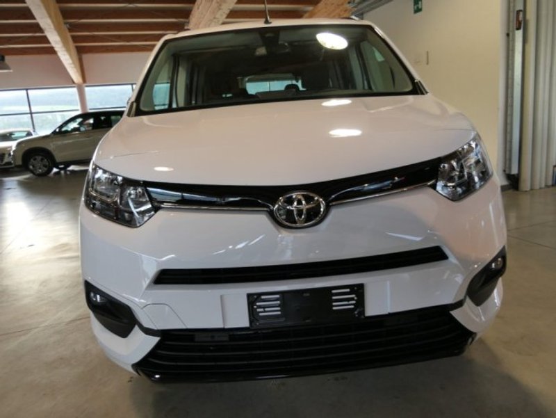 TOYOTA Verso
